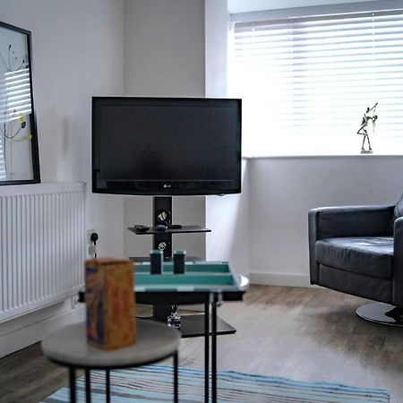 The Red House Modern Stylish Home From Home Walking Distance To Cardiff Bay And City Centre With Parking Экстерьер фото