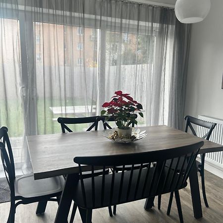 The Red House Modern Stylish Home From Home Walking Distance To Cardiff Bay And City Centre With Parking Экстерьер фото