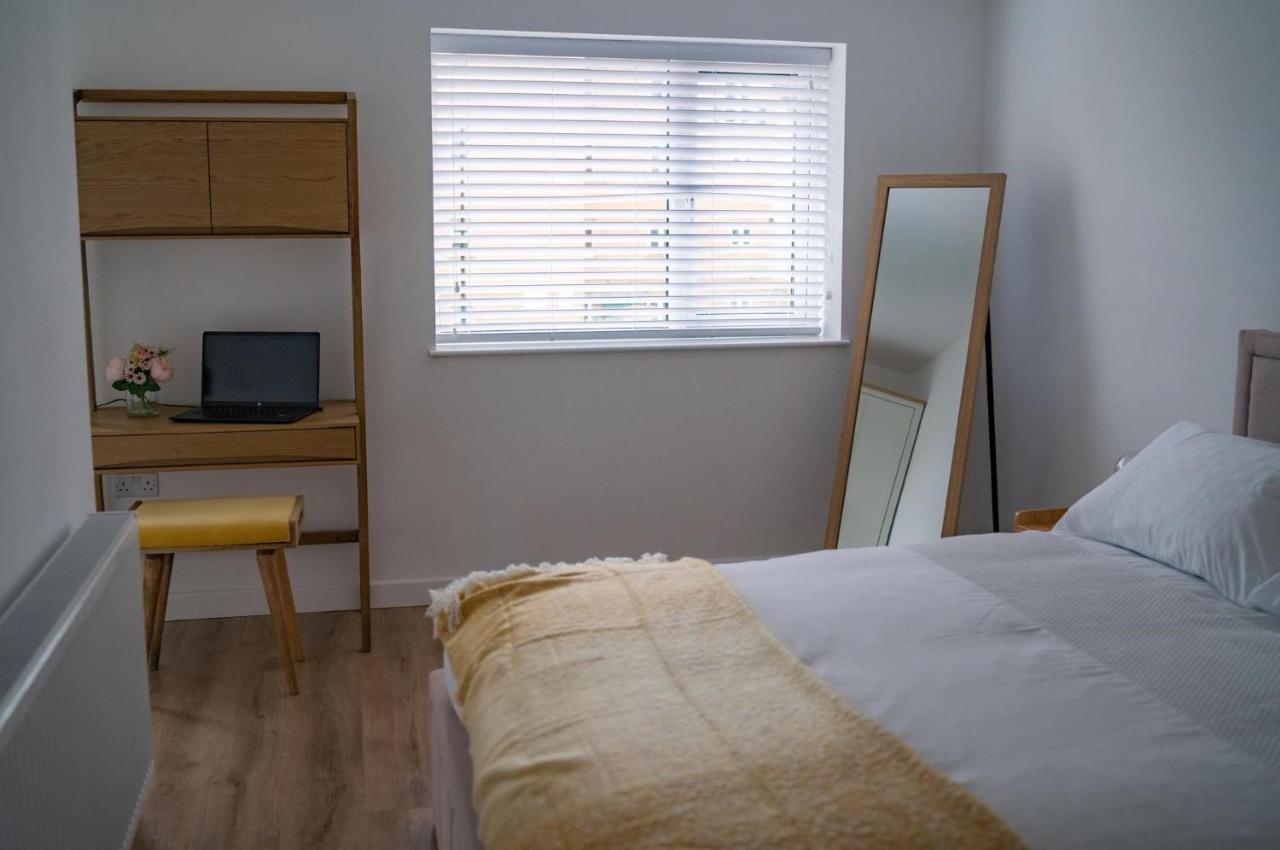 The Red House Modern Stylish Home From Home Walking Distance To Cardiff Bay And City Centre With Parking Экстерьер фото