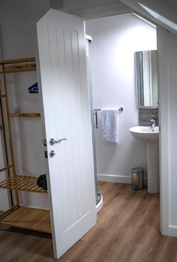 The Red House Modern Stylish Home From Home Walking Distance To Cardiff Bay And City Centre With Parking Экстерьер фото