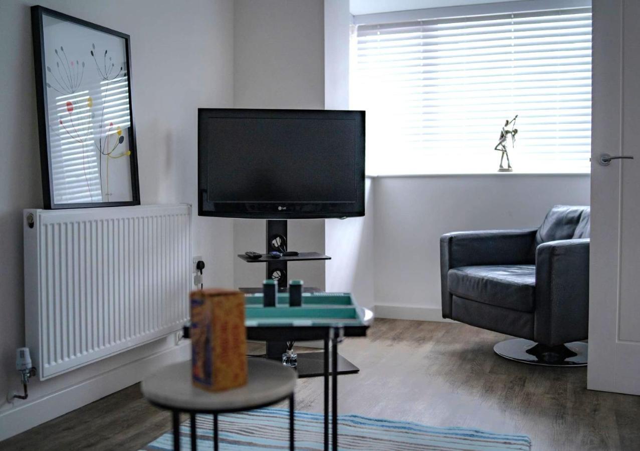 The Red House Modern Stylish Home From Home Walking Distance To Cardiff Bay And City Centre With Parking Экстерьер фото