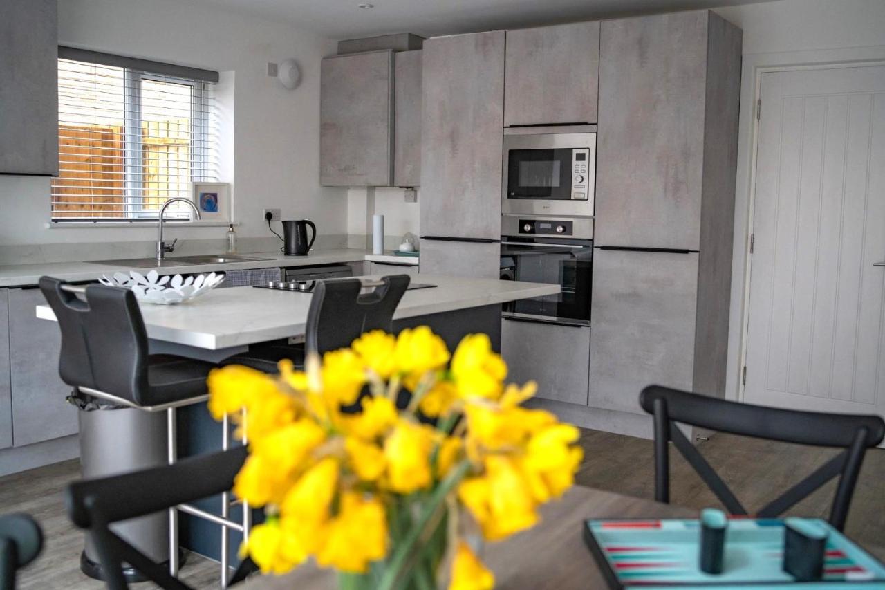 The Red House Modern Stylish Home From Home Walking Distance To Cardiff Bay And City Centre With Parking Экстерьер фото