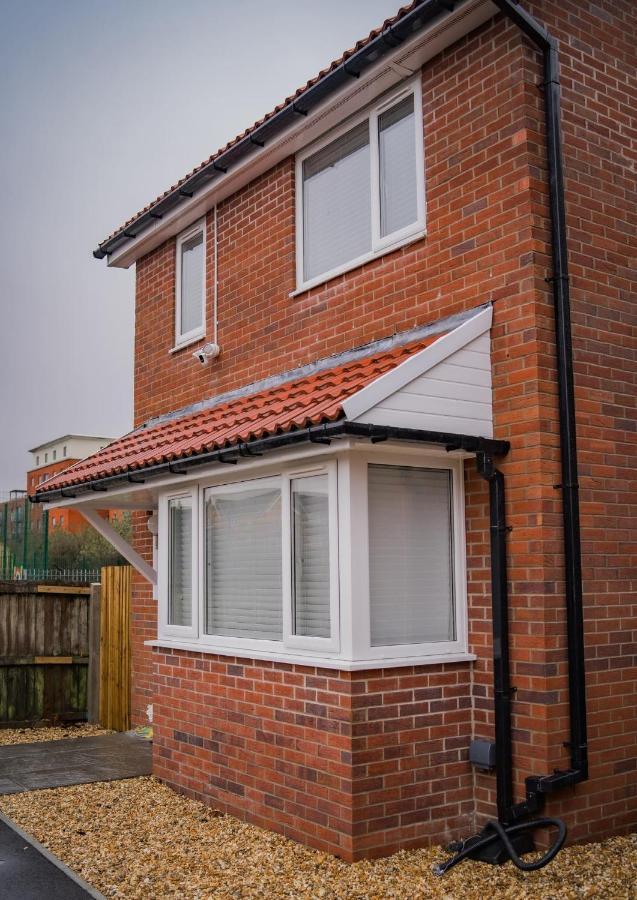 The Red House Modern Stylish Home From Home Walking Distance To Cardiff Bay And City Centre With Parking Экстерьер фото